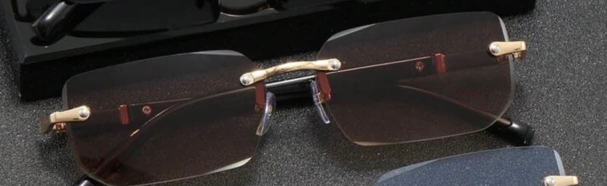Une paire de lunettes collection héritage fond marron
